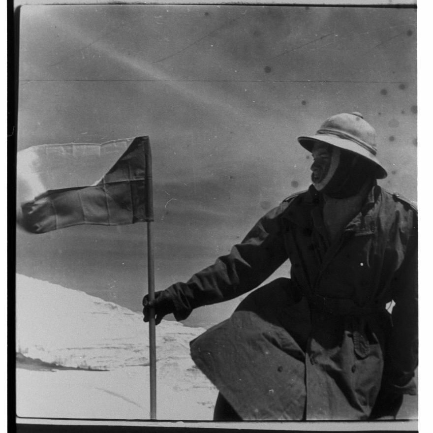 Jirîiü Hanzelka na vrcholu Kilimanjara 1948