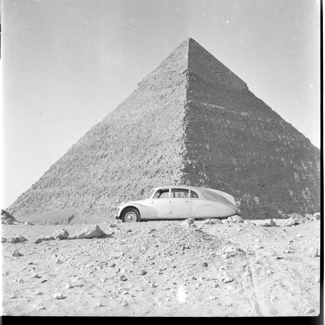 VuŐz prîed Chefrenovou Rachetovou pyramidou Egypt 1947