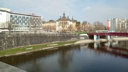 Voda v Radbuze stoupla. Město doporučuje nevstupovat na náplavku