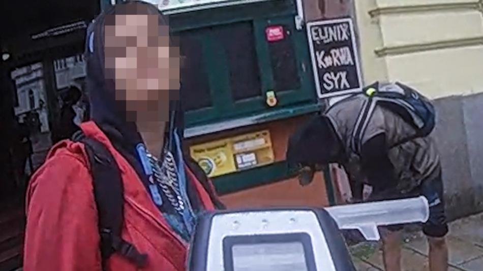 Podnapilá dvojice narušovala veřejný pořádek, slovně napadala kolemjdoucí i obsluhu Žabky