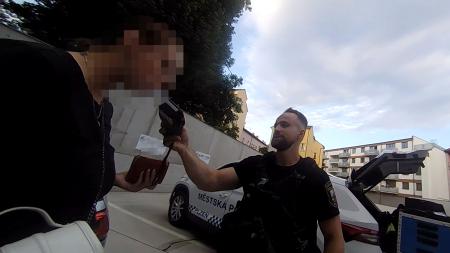 Nejistá jízda odhalila řidičku pod vlivem. V autě vezla dítě