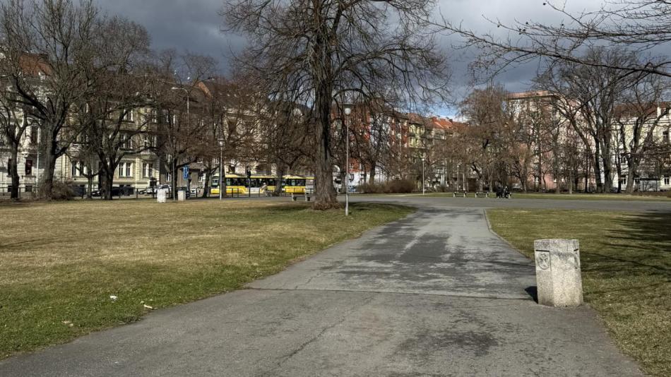 Po deštích zůstávala na chodníku voda. Centrální obvod teď chystá na hojně využívanou trasu opravu