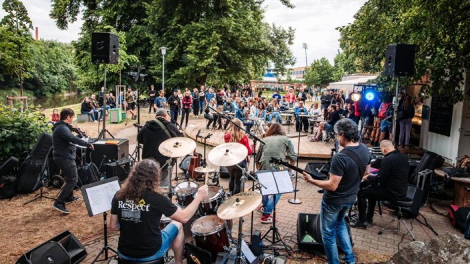 Plzeňské náplavky žijí kulturou. V pátek začal program u Úslavy