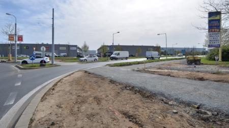 Oprava kruhového objezdu u Makra přinese o víkendu další komplikace: Uzavře se výjezd do obchodní ulice