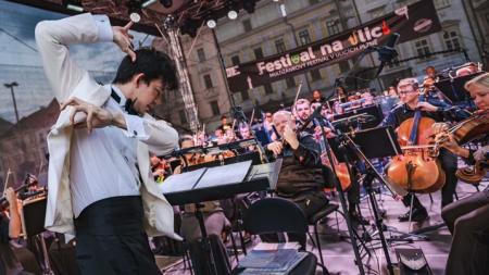 Plzeň se v srpnu promění v otevřenou kulturní scénu, oživí ji Festival na ulici 2025