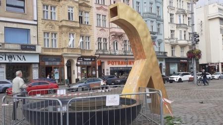 Kašna Chrtice na náměstí Republiky je mimo provoz. Musí se opravit