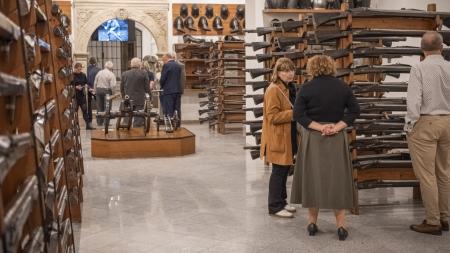 Muškety z třicetileté války i husitská dělová koule. Západočeské muzeum otevřelo zrenovovanou zbrojnici