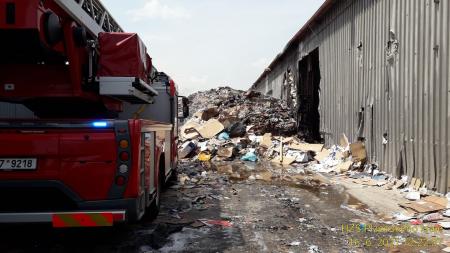 Obří požár v hale odpadového hospodářství! Škody přesáhnou milion