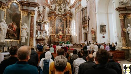 Důstojné ceremonie v Přešticích: Uvedení nového faráře, odhalení pamětní desky přeštické synagogy a instalace Stolpersteine