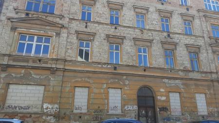 Plzeň zrekonstruuje zdevastovaný činžovní dům v centru
