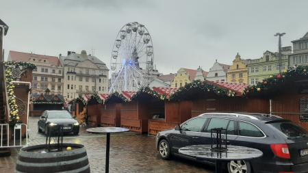 Pořadatelé a trhovci se shodují. Letošní adventní trhy v Plzni byly naprostou katastrofou