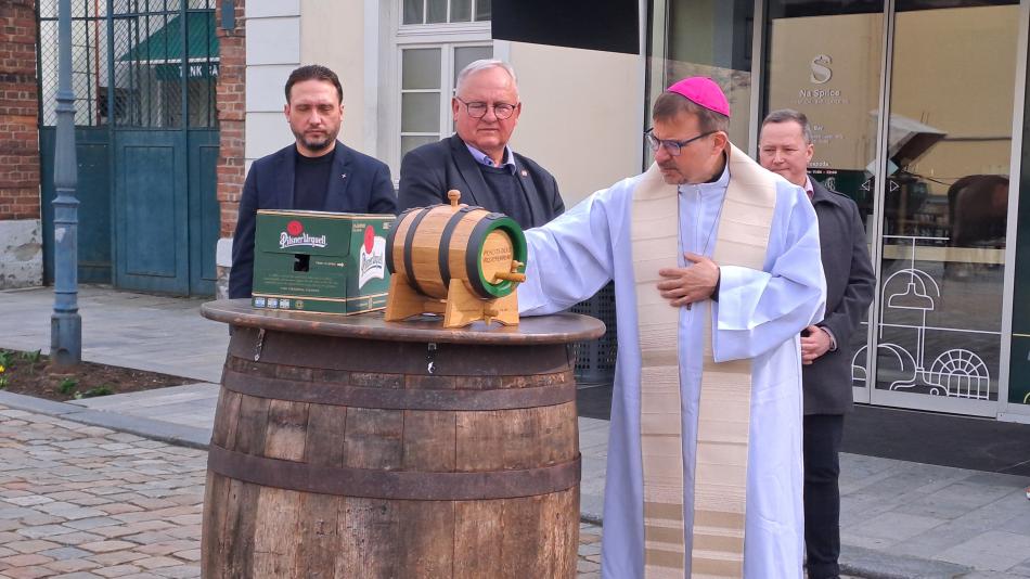 K papežovi do Vatikánu putuje 2024 piv i speciální dřevěný soudek