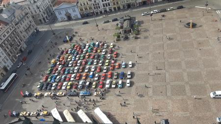 Historické automobily a motorky projely Plzeňskem. Jízda veteránů byla podívanou pro obyvatele Plzně i okolí