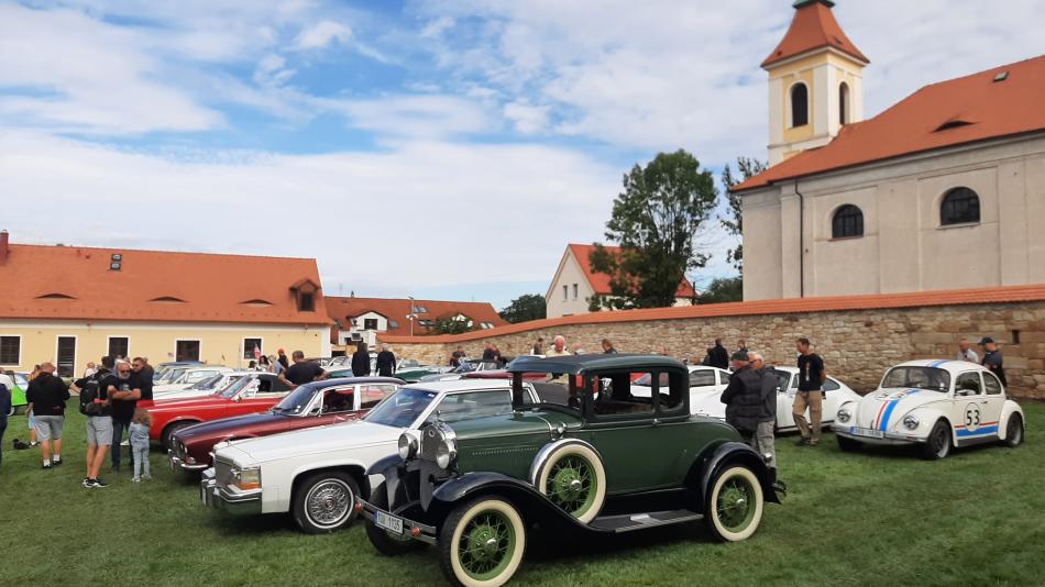 Páni kluci a jejich motorové stroje se setkali již na pátém srazu v Chotíkově