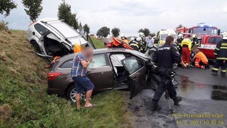 Vážná nehoda na Klatovsku. Při střetu dvou aut se těžce zranili čtyři lidé