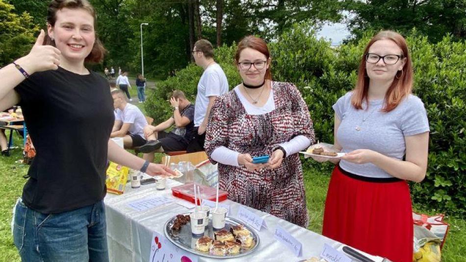 Kreativní odpoledne plné radosti přinesla zahradní slavnost logistické školy v Karlových Varech
