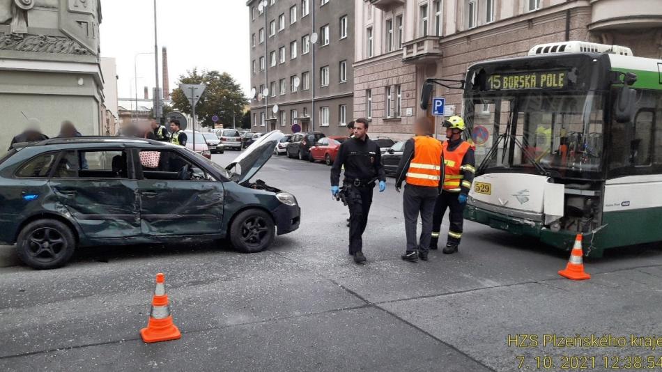 V Plzni se srazilo osobní auto s trolejbusem. Zranili se tři lidé!
