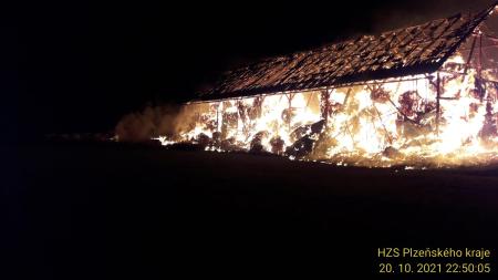 Obrovský požár seníku na Domažlicku. Škody jdou do milionů