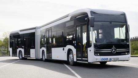 V Plzni testují osmnáctimetrový kloubový elektrobus. Pojme až 145 cestujících