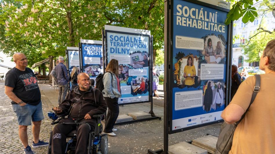 Už jen do 10. června můžete vidět v Plzni výstavu, která ukazuje skutečné příběhy lidí, jimž sociální služby mění život