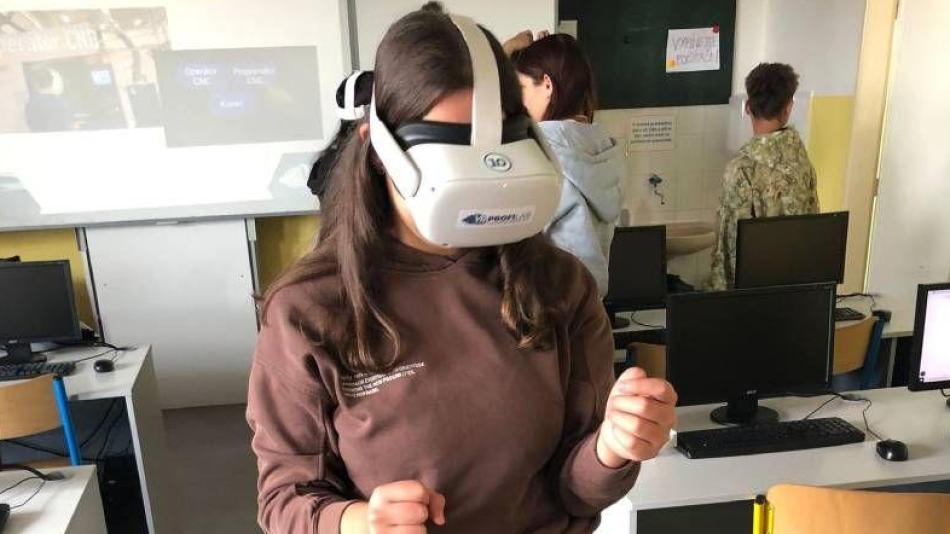 Studenti si v Karlovarském kraji zkoušejí třicet profesí díky virtuální realitě