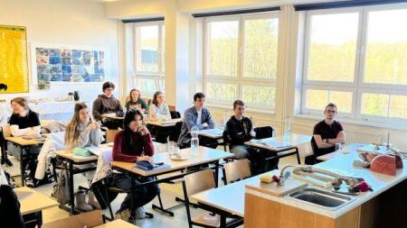 Studenti gymnázií z Karlovarského kraje se pravidelně setkávají, aby se připravili na studium medicíny. Projekt Medikem na gymplu, reaguje na nedostek lékařů v kraji
