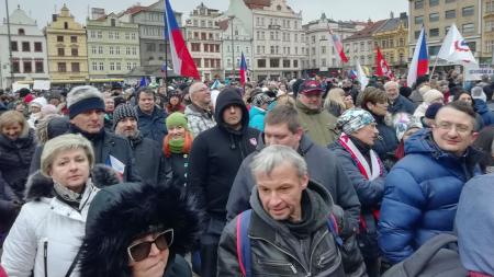 Stovky lidí na náměstí protestovaly proti povinnému očkování a koronavirovým opatřením