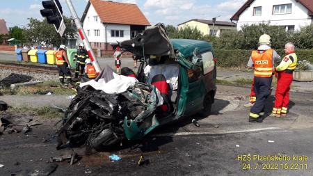 V Boru na Tachovsku se střetl vlak s autem. Spolujezdkyně zemřela, další dva zranění