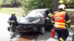 Čelní střet dvou aut uzavřel silnici v Plzni