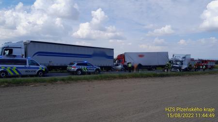 Srážka kamionů s osobním autem uzavřela hlavní tah u Losiné!