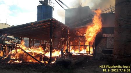 Rozsáhlý požár pohltil průmyslový objekt v Dlouhé vsi, škoda za šest milionů
