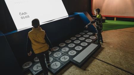Světelná interaktivní rodinná expozice promění návštěvníky v Lovce znaků