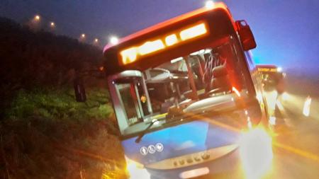 Mezi Vejprnicemi a Tlučnou havaroval autobus, cestující vylezli střešním otvorem