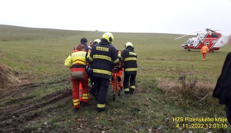 Vážná nehoda na Klatovsku. Řidička bojuje po nárazu auta do stromu o život!