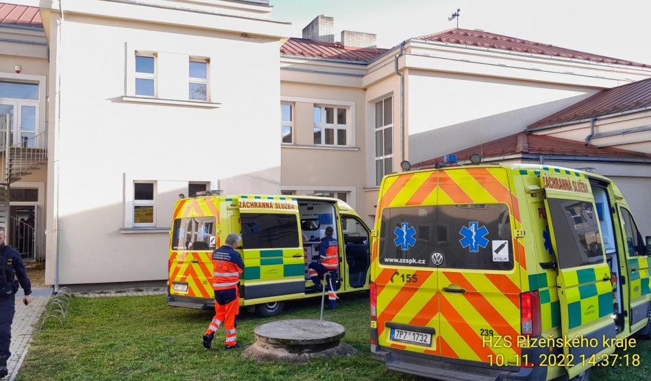 Drama ve Všerubech. Po chemickém pokusu skončilo v péči lékařů pět žáků i učitelka