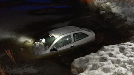 Řidička na Klatovsku vyjela ze silnice, hasiči museli vozidlo vytáhnout z vodní nádrže