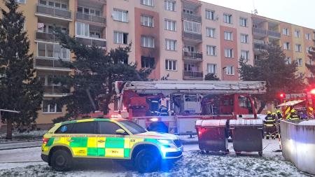 Aktualizováno: Hasiči bojovali s požárem bytu v Dobřanech. Zachraňovali i ženu s dítětem!
