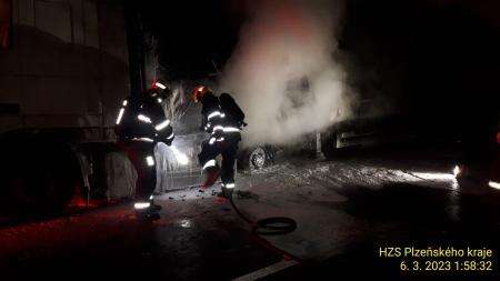 Na dálnici D5 hořel kamion. Škody dosahují milionu korun!