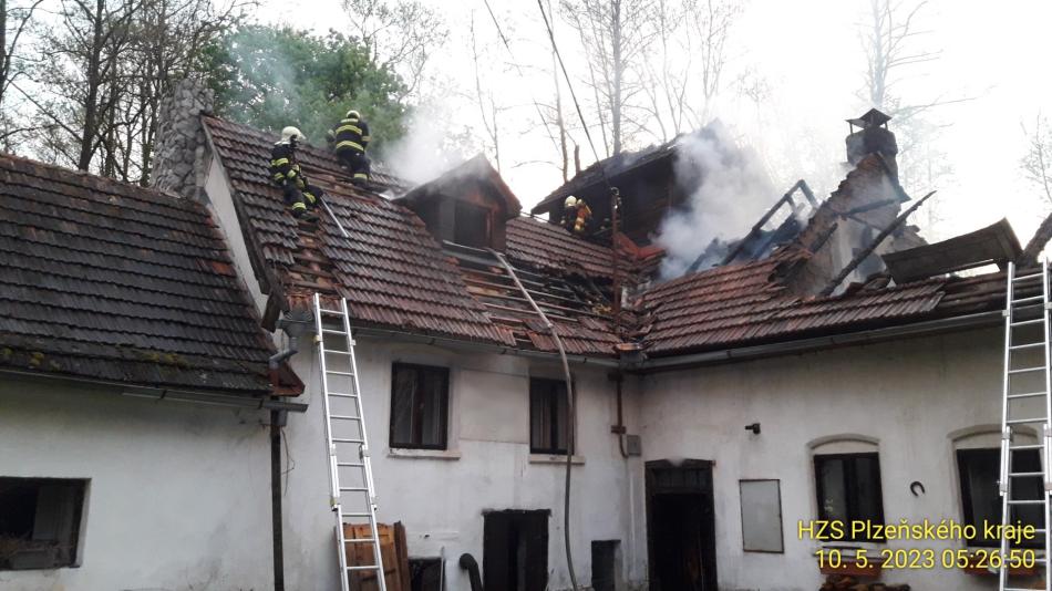 Velký požár zničil hospodářskou usedlost na jižním Plzeňsku. Předběžné škody jsou 8 milionů!