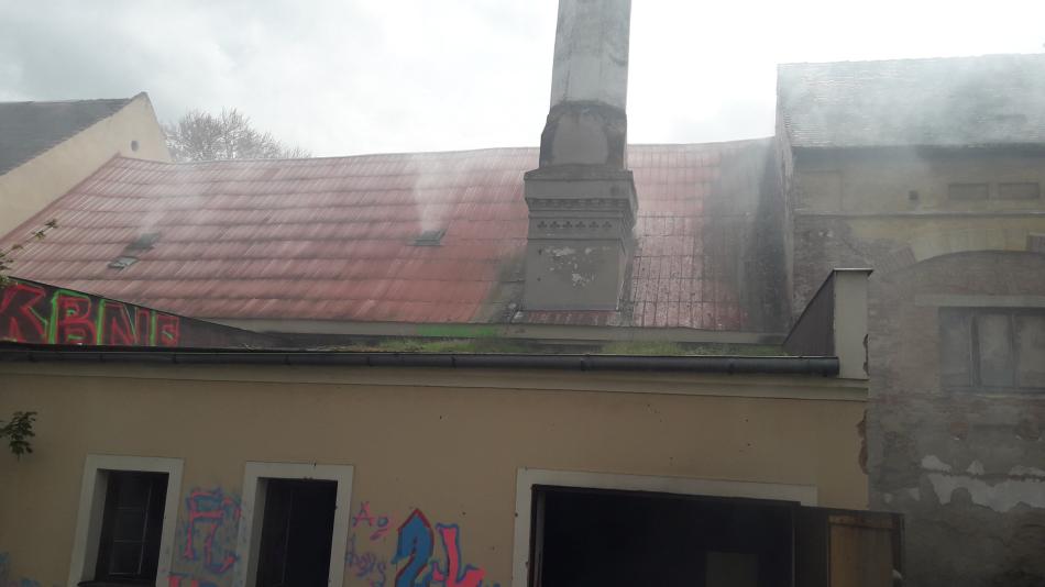 Budovu starého pivovaru ve Stříbře zachvátil požár! Na místě zasahují hasiči