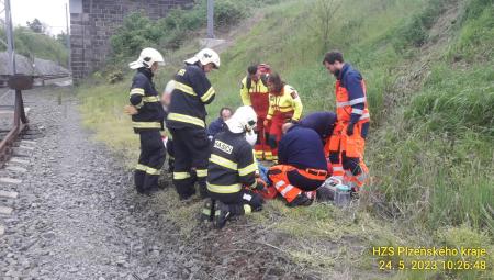 U nadjezdu železniční tratě v Horažďovicích ležela těžce zraněná žena, nejspíš ji srazil vlak!