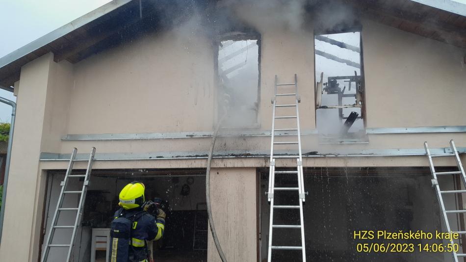 Hasiči bojují s požárem garáže a dílny na jižním Plzeňsku