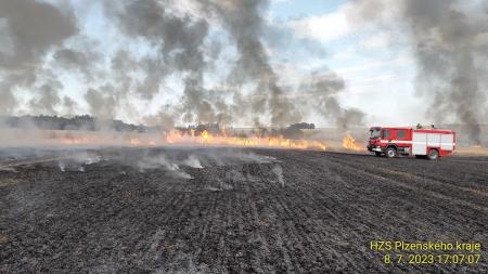 U Luhova na Plzeňsku bojují hasiči s požárem pole!