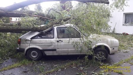 Hasiči v Plzeňském kraji vyjížděli kvůli bouřce k téměř 70 popadaným stromům