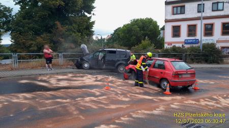 Vážná nehoda osobních aut v Plzni, spolujezdce museli vyprostit hasiči!