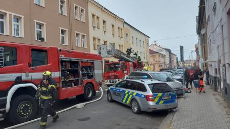 Vnitroblok na Slovanech zachvátil požár, hasiči evakuovali 42 lidí!