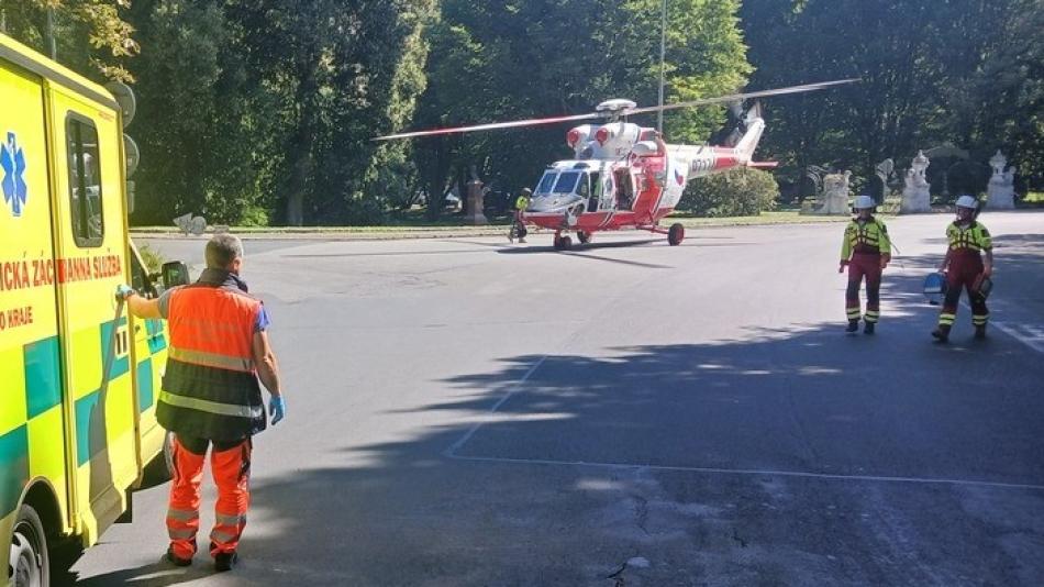 Pád z okna hotelu v centru Karlových Varů. Zraněná žena skončila v nemocnici