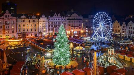 Vánoční vyhlídkové kolo bude zdobit plzeňské náměstí Republiky i v následujících letech