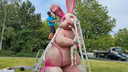 Kontroverzní plzeňská socha králíka požírajícího člověka dostává nový nátěr
