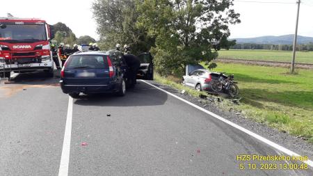 Aktualizováno: Střet tří osobních aut na několik hodin uzavřel silnici na Klatovsku